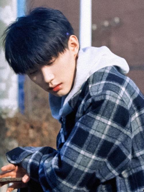 队友爆料严浩翔视频播放,队友爆料引发网友热议